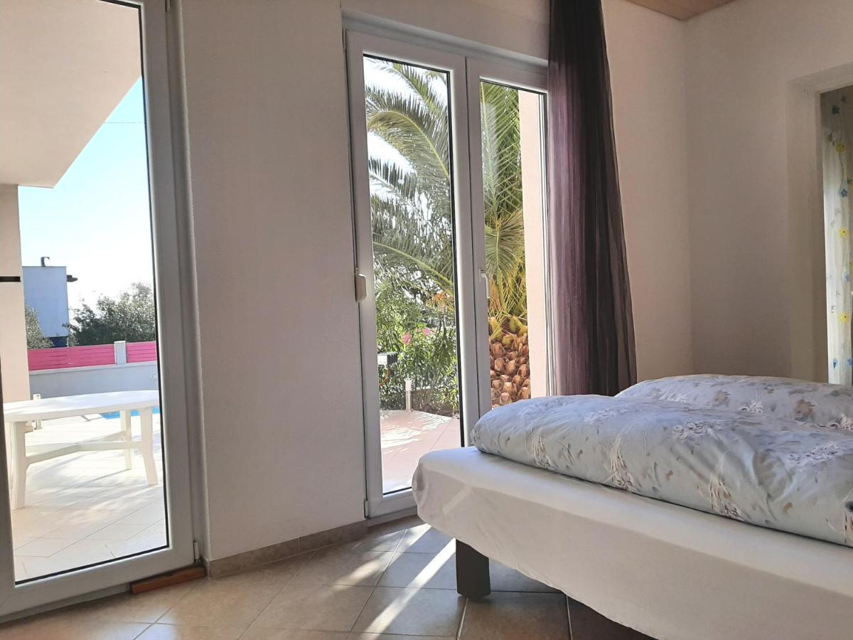 Helles Doppelzimmer Mit Bad, Terrasse Und Pool, Seperater Eingang, Liznjan, Istrien Εξωτερικό φωτογραφία