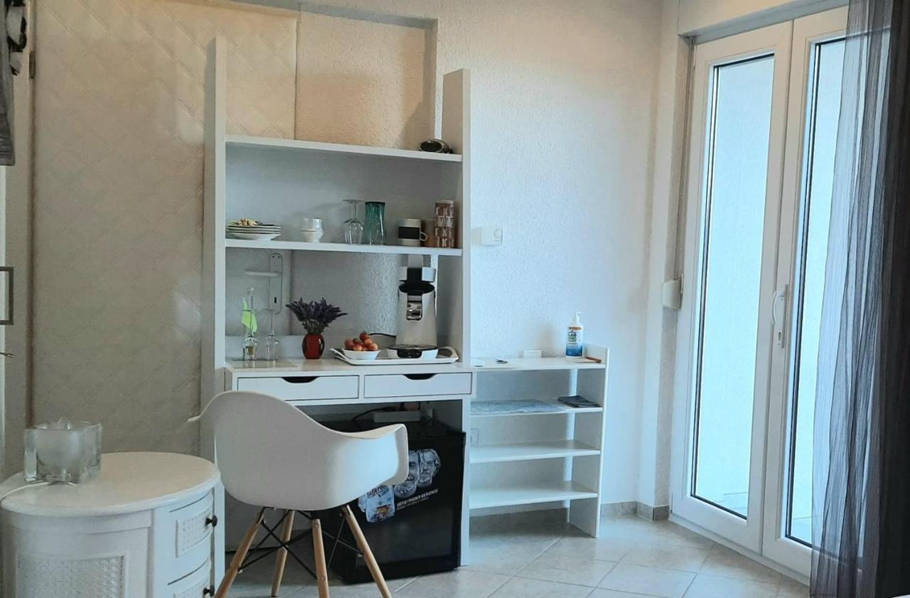 Helles Doppelzimmer Mit Bad, Terrasse Und Pool, Seperater Eingang, Liznjan, Istrien Εξωτερικό φωτογραφία